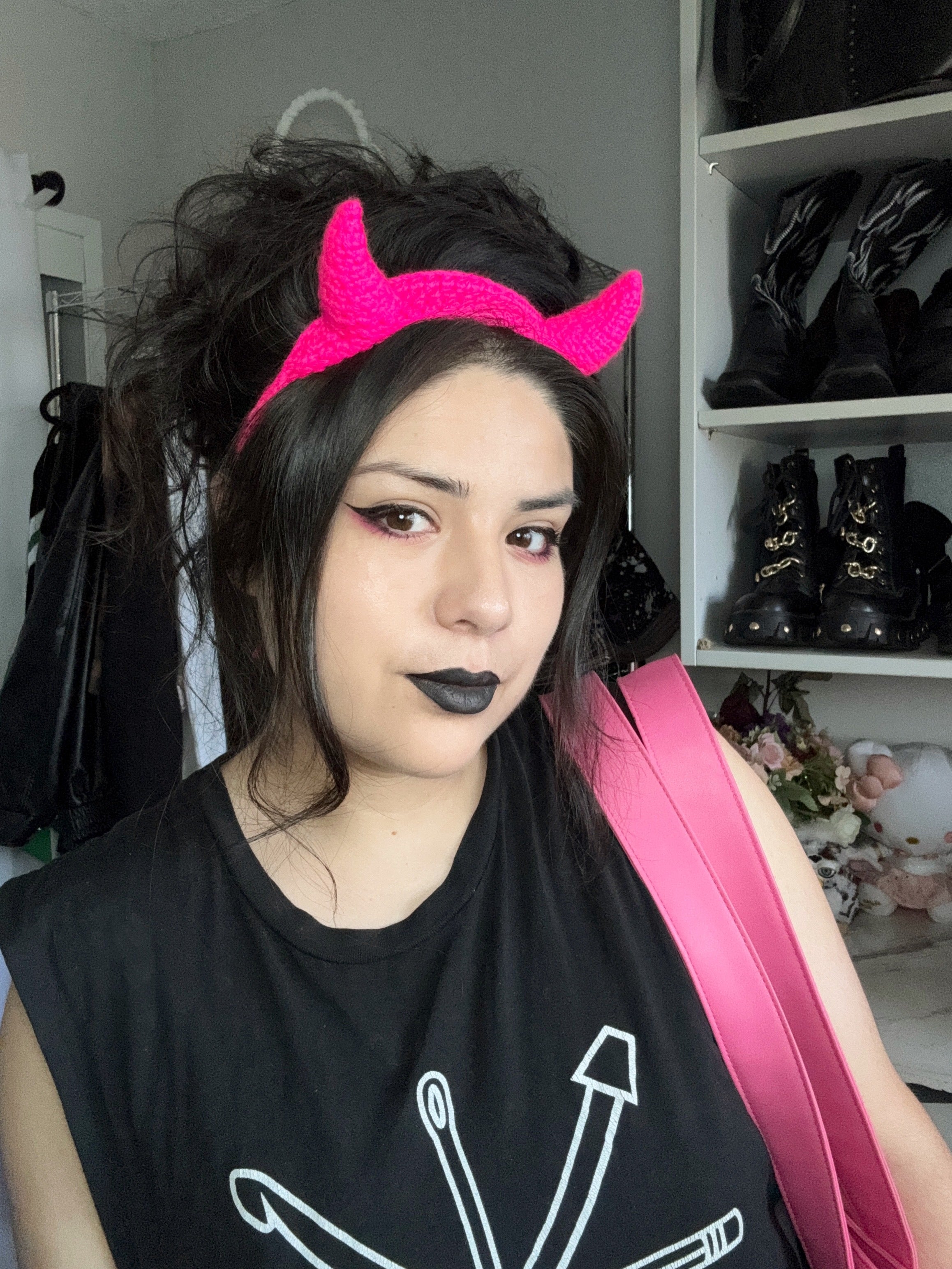 Hot pink tie on Horns